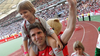 Im Mai 2006 verabschiedet sich Zvonimir Soldo nach fast 400 Pflichtspielen vom VfB Stuttgart, auf den Schultern trägt er seinen Sohn, den heutigen FC-Profi Nikola. Soldo läuft über die alte Tartanbahn im Stuttgarter Stadion und winkt in die voll besetzten Tribünen.
