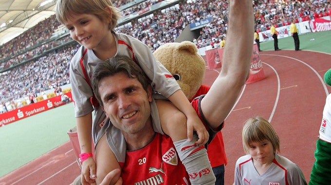 Im Mai 2006 verabschiedet sich Zvonimir Soldo nach fast 400 Pflichtspielen vom VfB Stuttgart, auf den Schultern trägt er seinen Sohn, den heutigen FC-Profi Nikola. Soldo läuft über die alte Tartanbahn im Stuttgarter Stadion und winkt in die voll besetzten Tribünen.&nbsp;