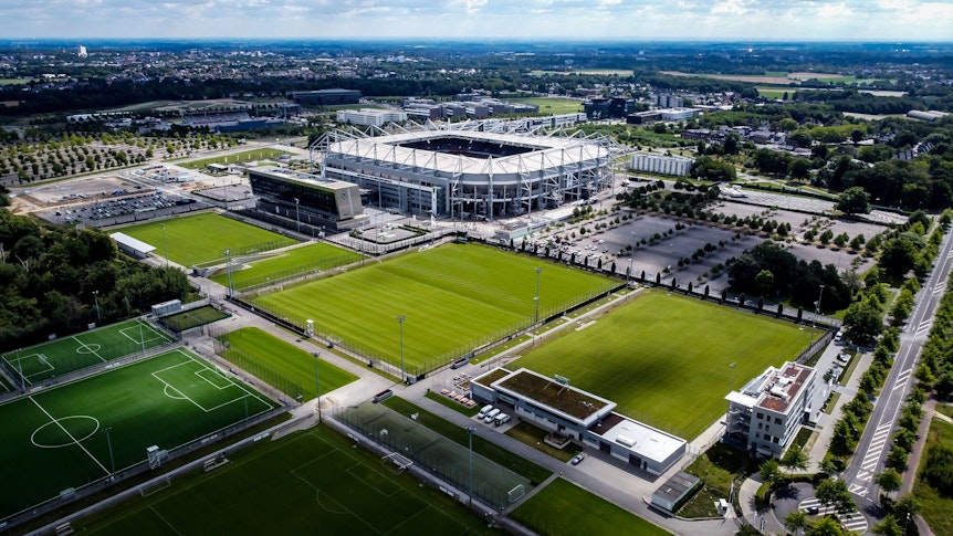 Der Borussia-Park in Mönchengladbach. Die Vorzeige-Infrastruktur von Fuball-Bundesligist Borussia Mönchengladbach ist nun (17. Februar 2023) mit einem Nachhaltigskeits-Zertifikat ausgezeichnet worden. Zu sehen ist eine Luftaufnahme des kompletten Areals im Norden der Vitusstadt.