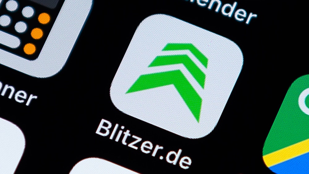 Das Symbolfoto von 2019 zeigt einen Handybildschirm mit der weiß-grünen App „Blitzer.de“.