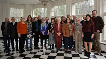Im Schloss Eulenbroich stellten sich die Autorinnen und Organisatoren des Wettbewerbs der Gruppe 48für ein Gruppenfoto.