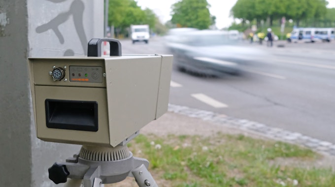 Die Kamera einer Geschwindigkeitsmesseinrichtung während einer Verkehrskontrolle.