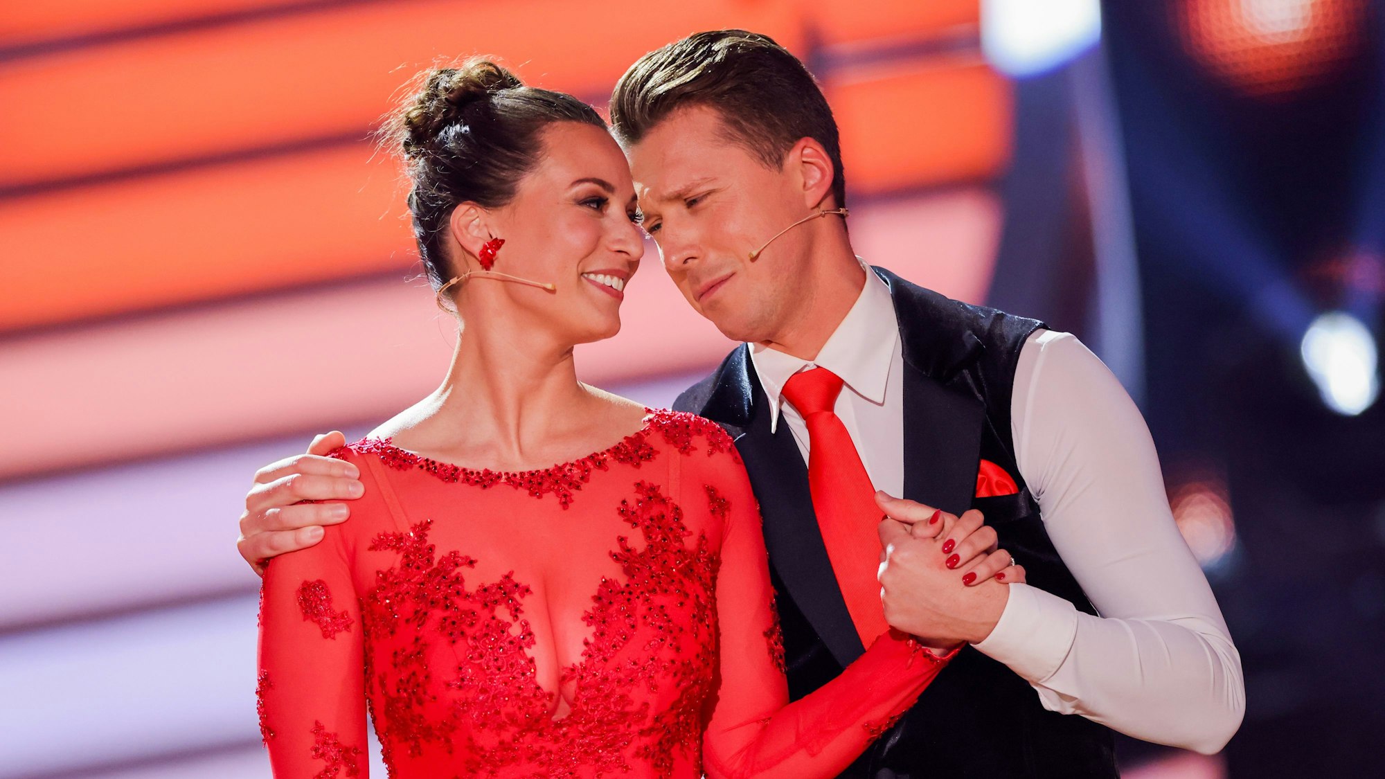 Caroline Bosbach tanzt in einem roten Kleid mit Valentin Lusin, Profitänzer.