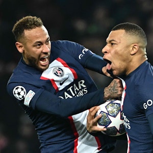 Neymar (l.) und Kylian Mbappé bejubeln ein vermeintliches Tor des Franzosen, das später wegen Abseits zurückgenommen wird.