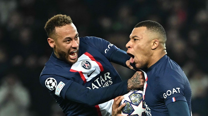 Neymar (l.) und Kylian Mbappé bejubeln ein vermeintliches Tor des Franzosen, das später wegen Abseits zurückgenommen wird.