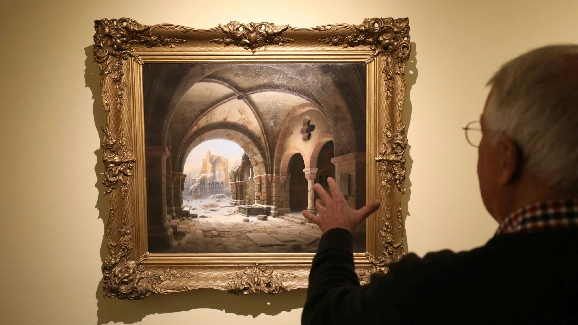 Ein Mann betrachtet ein Bild in einem Museum.