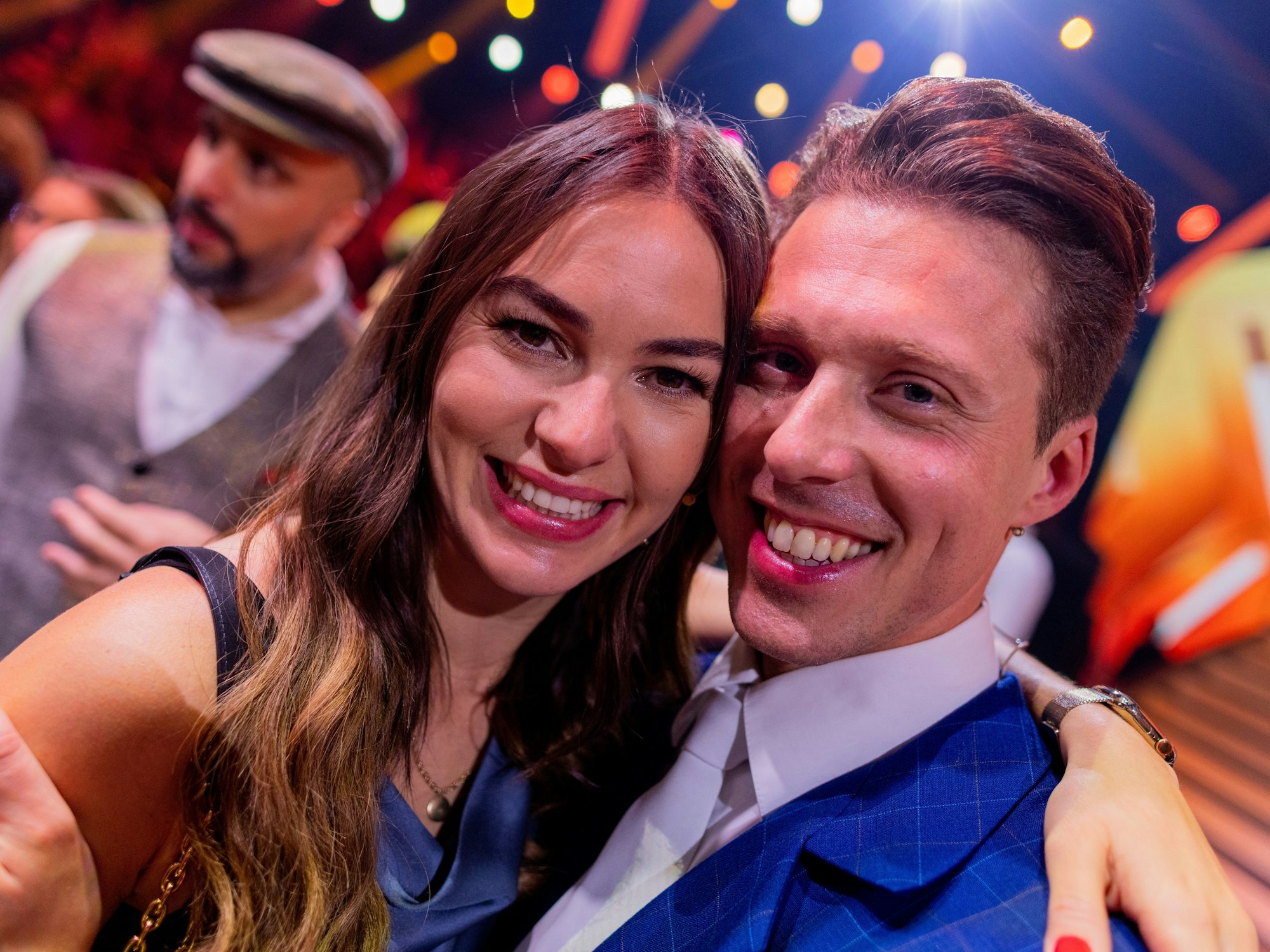 Renata Lusin und ihr Mann Valentin Lusin liegen sich im Anschluss an die RTL-Tanzshow „Let's Dance“ im Coloneum in den Armen. Die Beiden hatten in der Show am 17. Februar 2023 offiziell ihre Schwangerschaft verkündet.