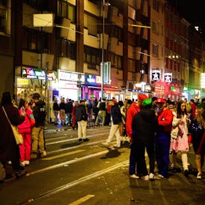16.02.2023, Köln: Weiberfastnacht auf der Zülpicher Straße