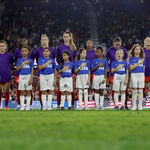Während der Nationalhymne protestieren die Nationalspielerinnen aus Kanada mit lila T-Shirts gegen ihren eigenen Verband.