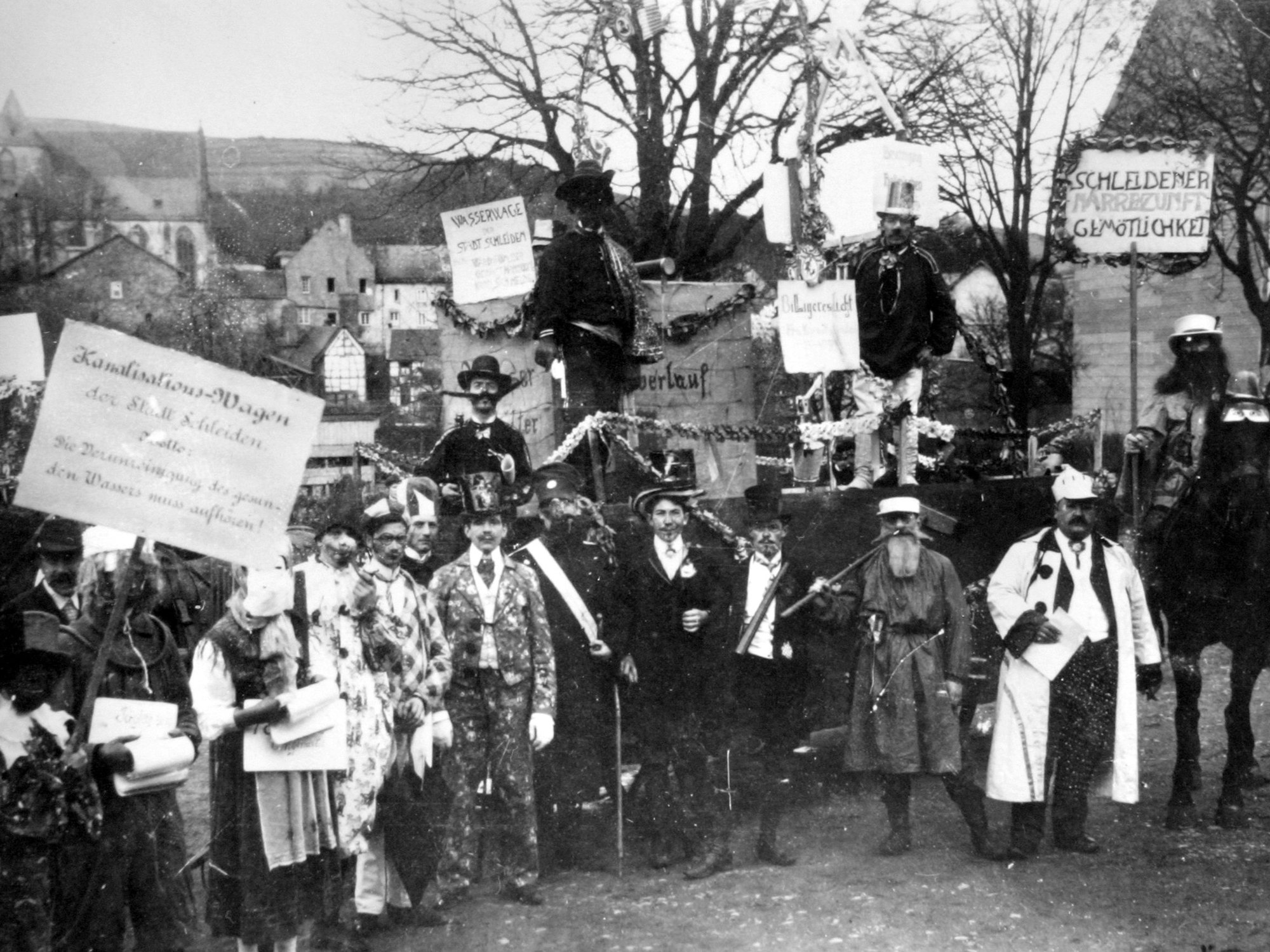 In Schleiden zog im Jahr 1911 diese Gruppe durch die Straßen und feierte Karneval.