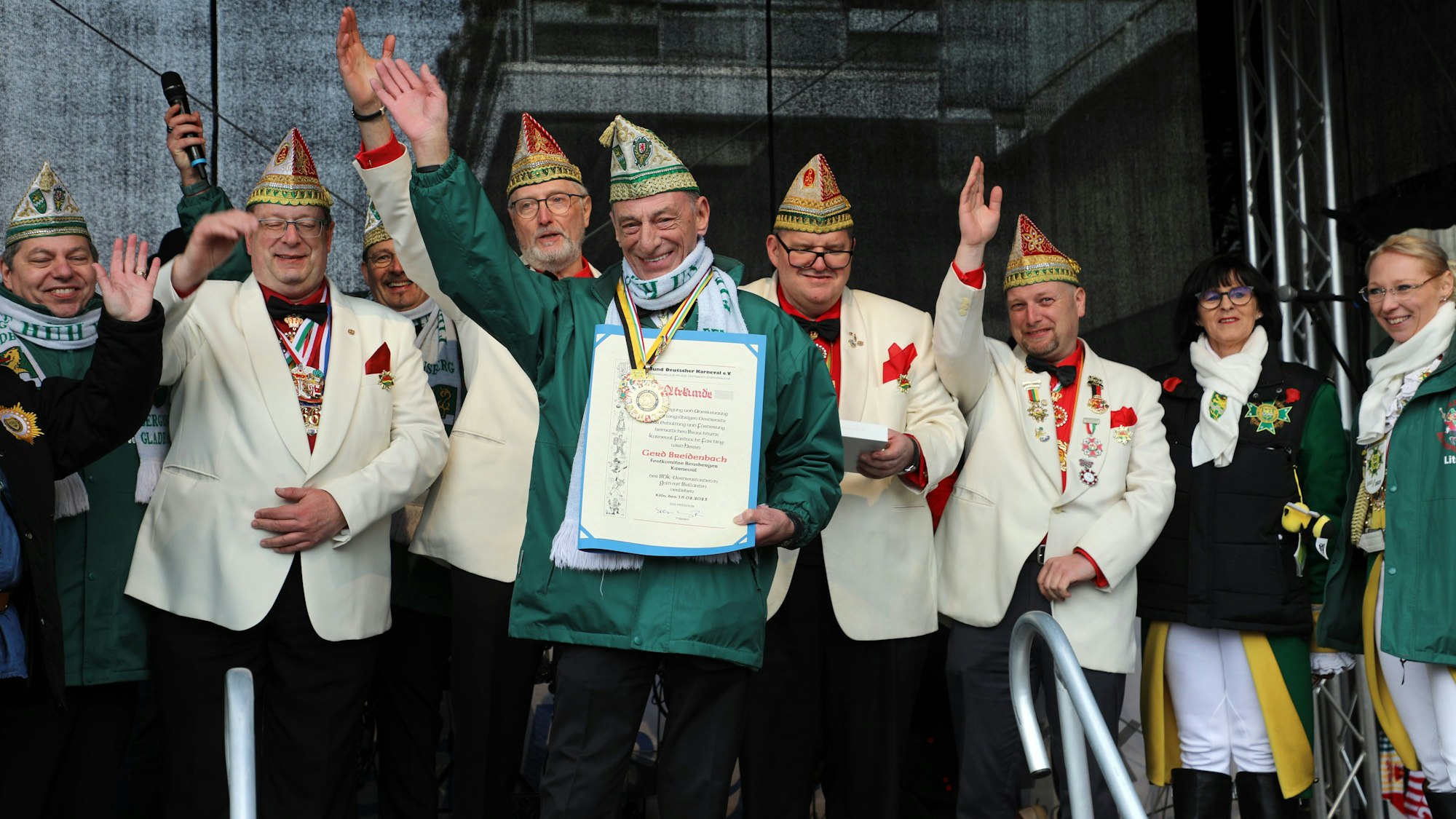 Gerd Breidenbach nach der Auszeichnung mit dem BDK-Orden in Gold mit Brillanten durch den RRB-Vorstand (hinten).