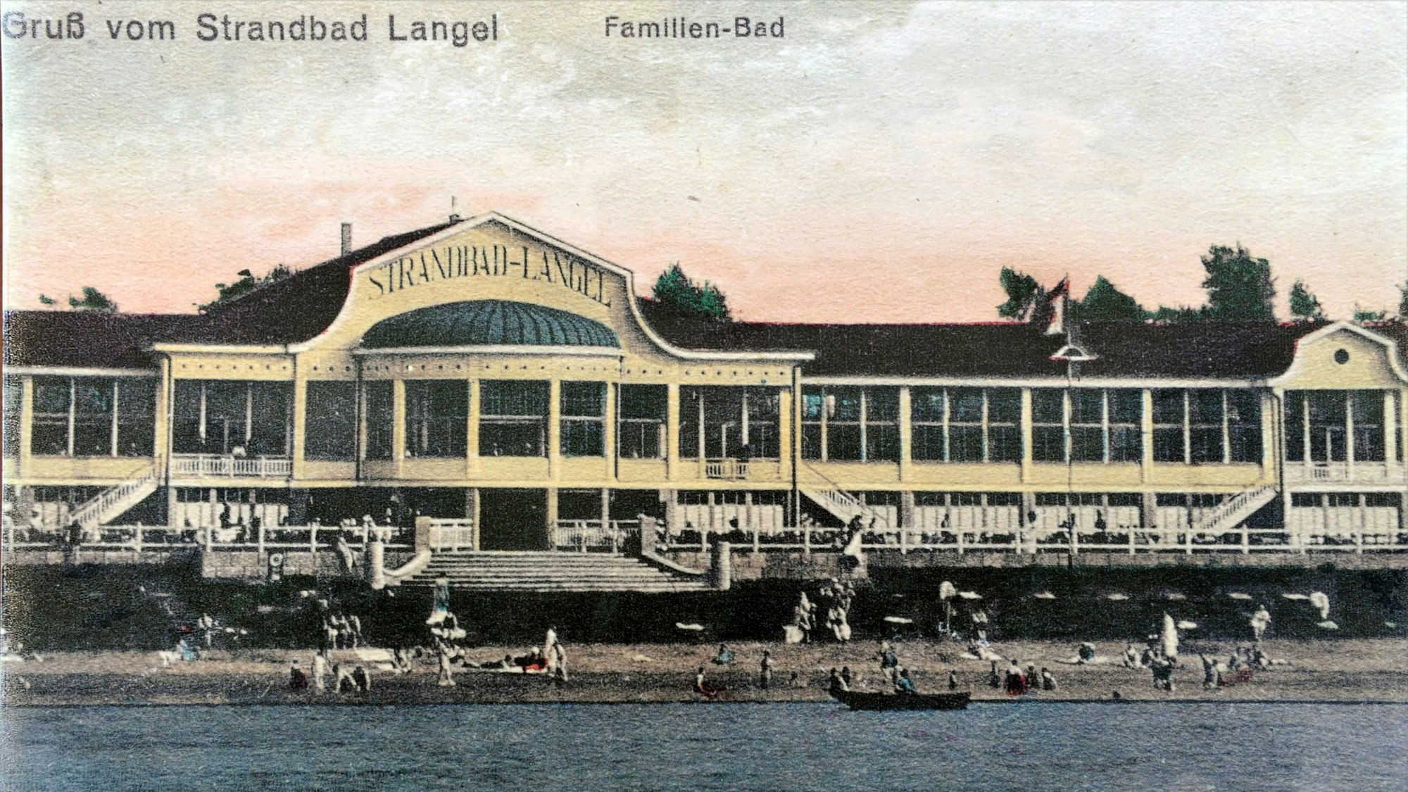 Eine Postkarte von 1913 zeigt das prächtige Gebäude des Langeler Strandbades mit geschwungenem Giebel.