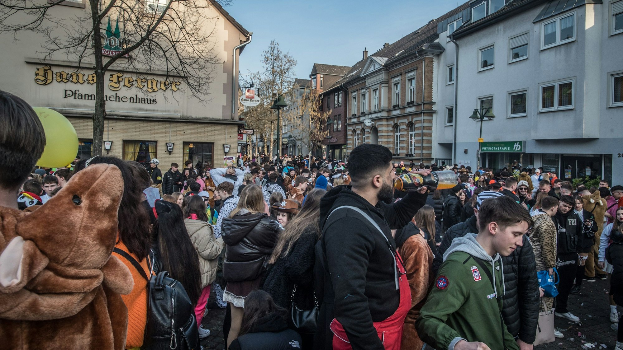 Mehrere Hundert Jugendliche stehen kostümiert auf dem Lindenplatz in Schlebusch.