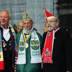 Die Ur-Höhner Peter Werner (l.) und Janus Fröhlich (r.) gratulieren dem Bensberger Festkomitee-Präsidenten Gerd Breidenbach zur höchsten deutschen Karnevalsauszeichnung.