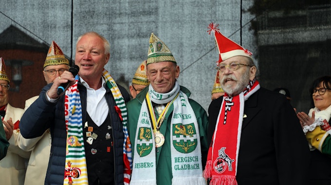 Die Ur-Höhner Peter Werner (l.) und Janus Fröhlich (r.) gratulieren dem Bensberger Festkomitee-Präsidenten Gerd Breidenbach zur höchsten deutschen Karnevalsauszeichnung.