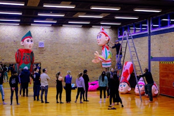 Getragen und bewegt werden die Figuren von Studierenden des Instituts für Tanz und Bewegung der Sporthochschule Köln.
