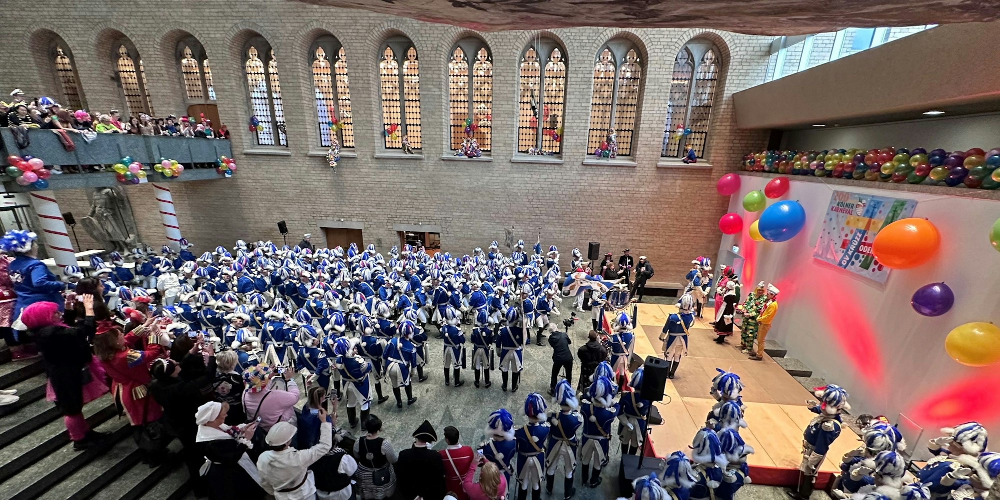 Traditionell werden auch die Blauen Funken empfangen in der Piazetta des Rathauses.