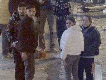 Die Polizei Köln sucht mit Bildern nach einer Gruppe. Gegen die beiden Männer wird wegen gefährlicher Körperverletzung ermittelt.