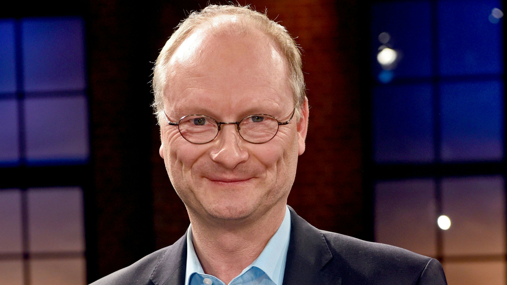 TV-Wetterexperte Sven Plöger steht nach der Aufzeichnung vor der Kulisse der WDR Talkshow Kölner Treff.