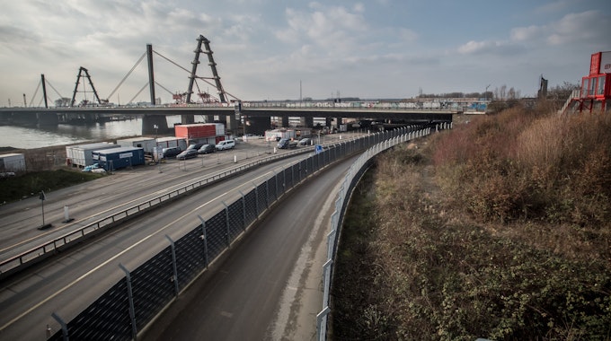Leverkusener Brücke, Widerlager der alten Brücke. der Boden am Widerlager ist verseucht, beim Neubau muss unter einem Zelt gearbeitet werden.. Foto: Ralf Krieger