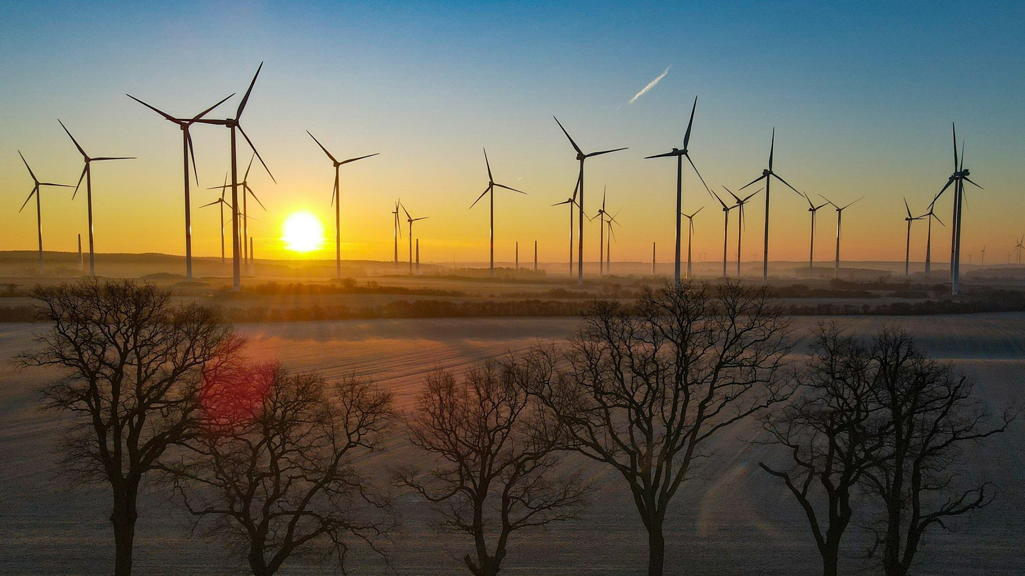 Sonnenaufgang über einem Windenergiepark