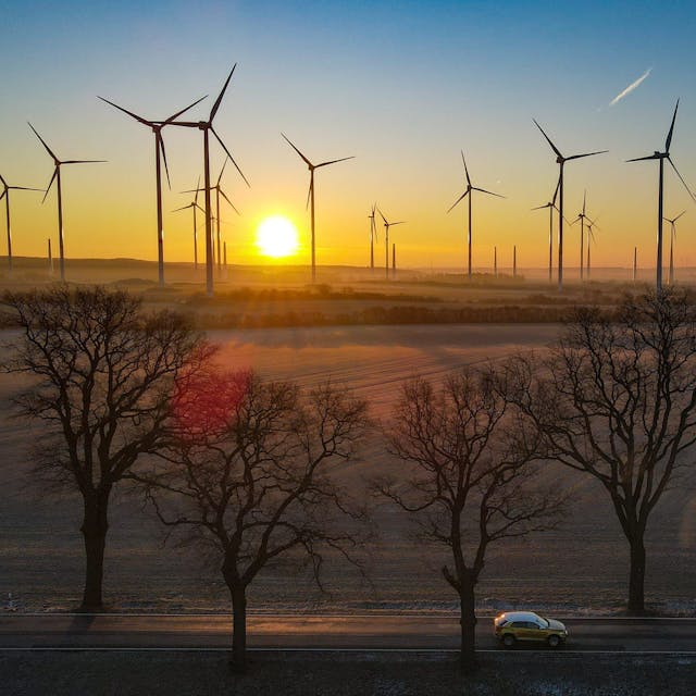 Sonnenaufgang über einem Windenergiepark