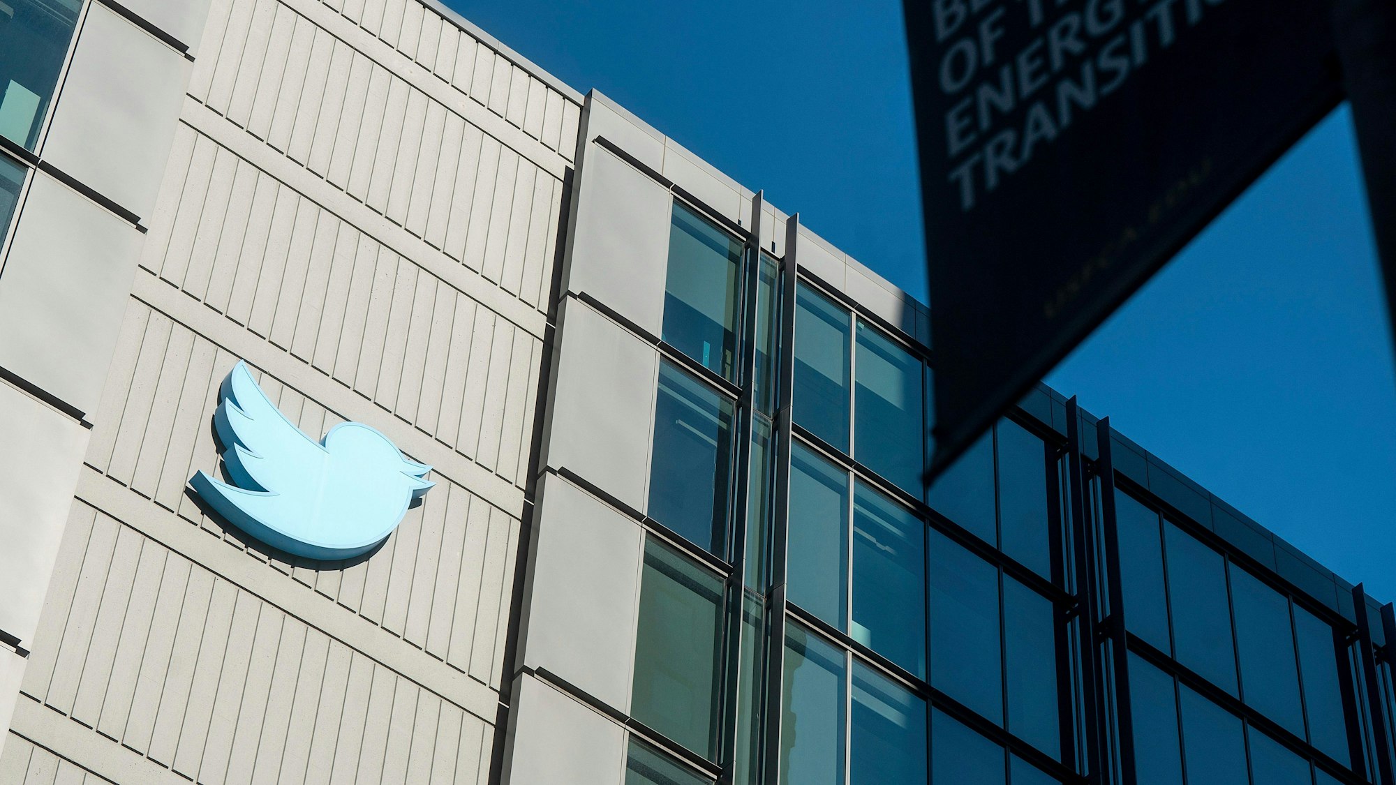 Ein Twitter-Logo hängt an einem Bürogebäude des Unternehmens in San Francisco