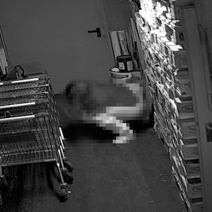 Das Foto einer Überwachungskamera zeigt eine Frau, die am 16. Februar 2023 in der Tiefgarage des Heng Long Asia Supermarkt auf dem Boden hockt und ihre Notdurft verrichtet.