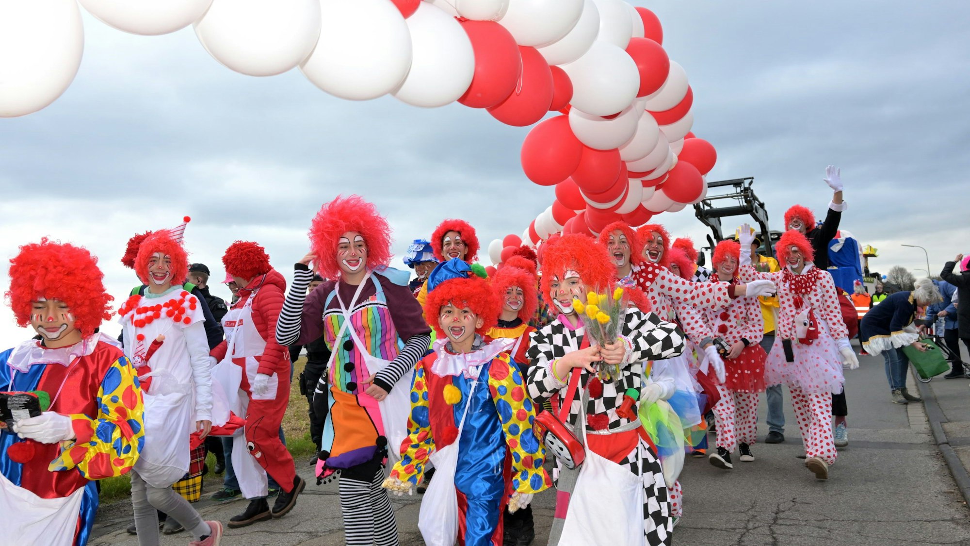 Karnevalszug Voiswinkel 2023: Bunte Clown-Fußgruppe