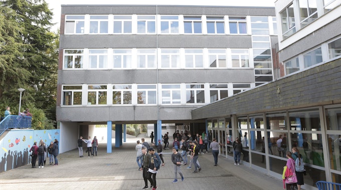 Es ist die Konrad-Adenauer-Hauptschule in Wipperfürth zu sehen.