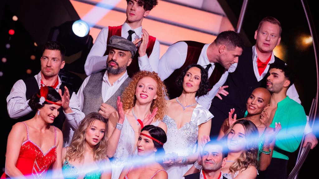 17.02.2023, Nordrhein-Westfalen, Köln: Die Promis, darunter Model Anna Ermakova (M), stehen zu Beginn der 16. Staffel der RTL-Tanzshow "Let's Dance" im Coloneum auf dem Parkett.&nbsp;
