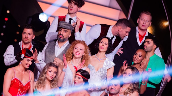 17.02.2023, Nordrhein-Westfalen, Köln: Die Promis, darunter Model Anna Ermakova (M), stehen zu Beginn der 16. Staffel der RTL-Tanzshow "Let's Dance" im Coloneum auf dem Parkett.