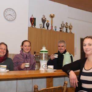 Vier Vertreter der Dorfgruppe Kotthausen stehen bei einer Tassee Kaffee zusammen.&nbsp;