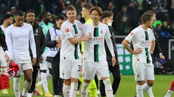 Ko Itakura und Nico Elvedi von Borussia Mönchengladbach nach dem 3:2-Sieg gegen den FC Bayern München am 18. Februar 2023.