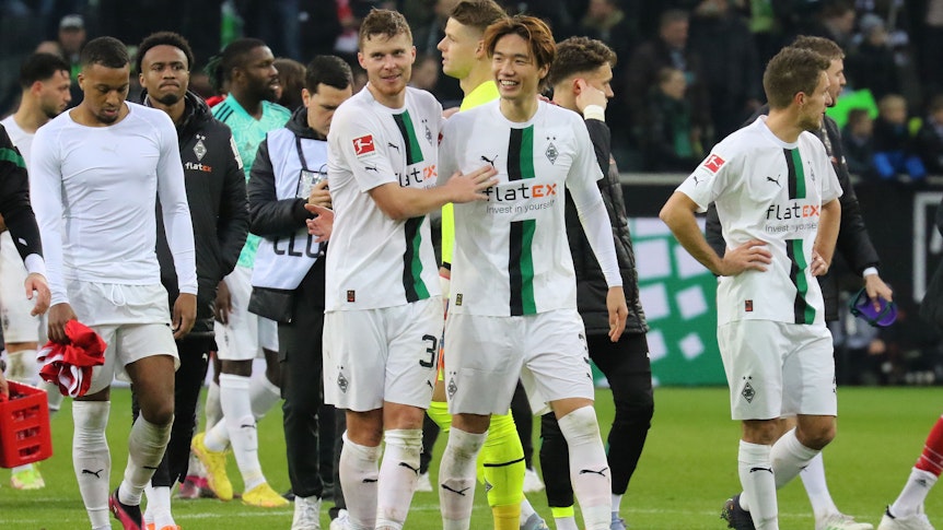 Das Team von Borussia Mönchengladbach nach dem 3:2-Sieg gegen den FC Bayern München am Samstag (18. Februar 2023).