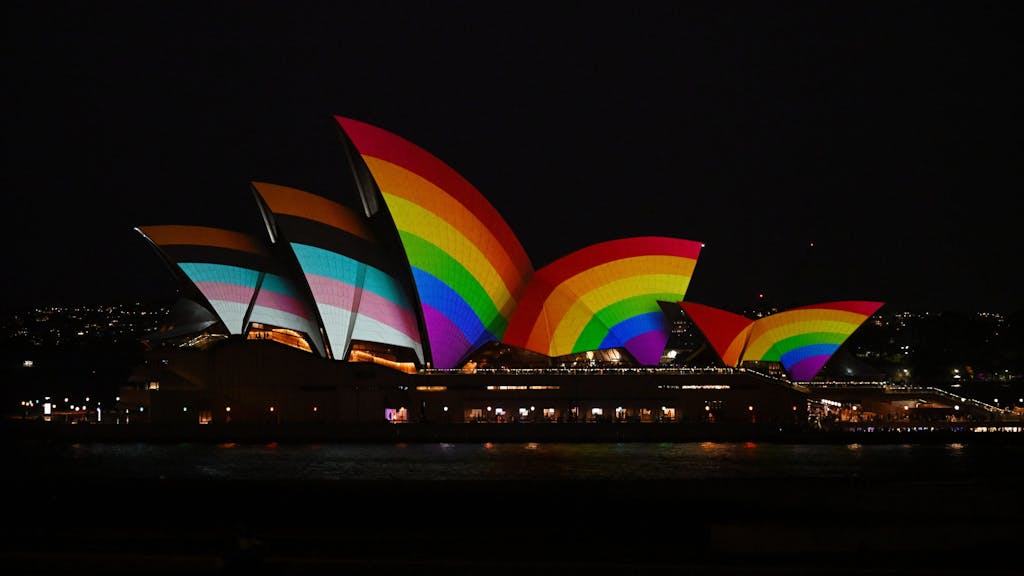 Das Opernhaus von Sydney ist mit der Progress Pride-Flagge beleuchtet. Am Freitag (17.02.2023) begann das WorldPride 2023.