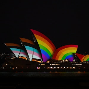 Das Opernhaus von Sydney ist mit der Progress Pride-Flagge beleuchtet. Am Freitag (17.02.2023) begann das WorldPride 2023.