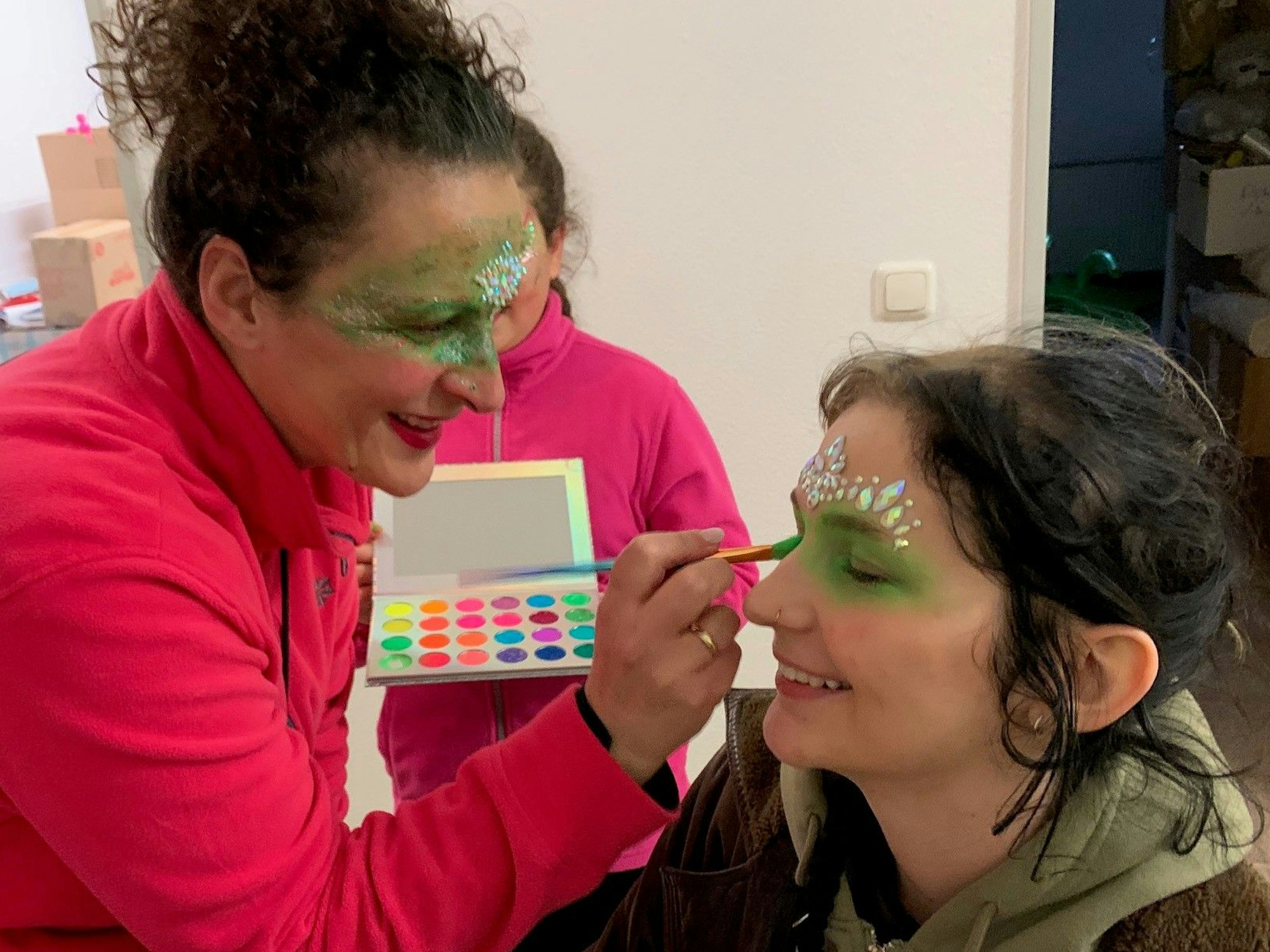 Leticia Becker, ebenfalls Lichterzug-Profi, schnappt sich den Farbkasten und schminkt et Elena.