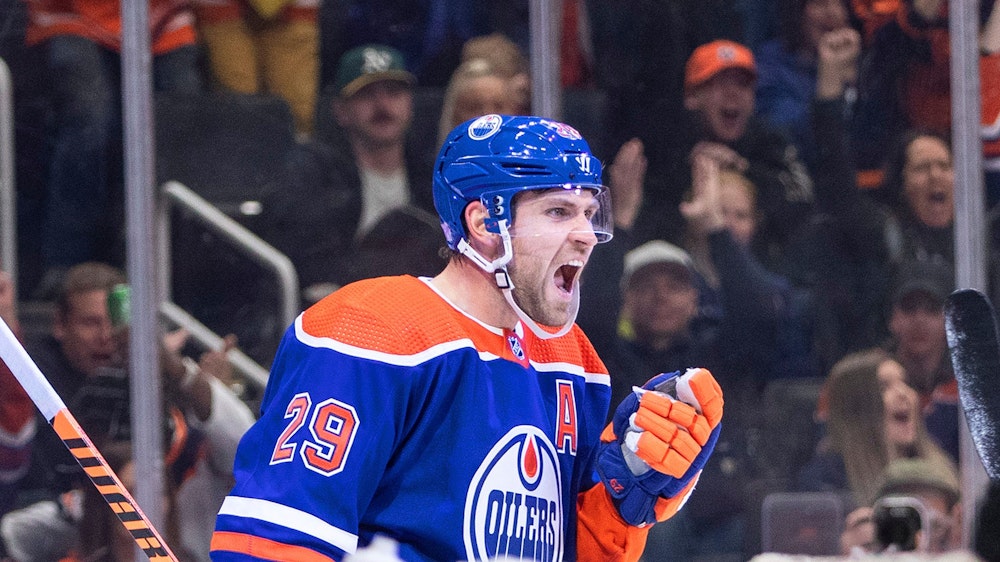 Leon Draisaitl von den Edmonton Oilersbejubelt auf dem Eis einen Treffer.