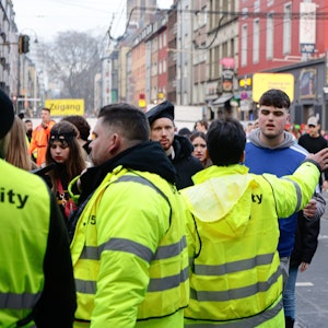 Sicherheitsdienstleute regeln den Zugang zur Zülpicher Straße an Karneval.