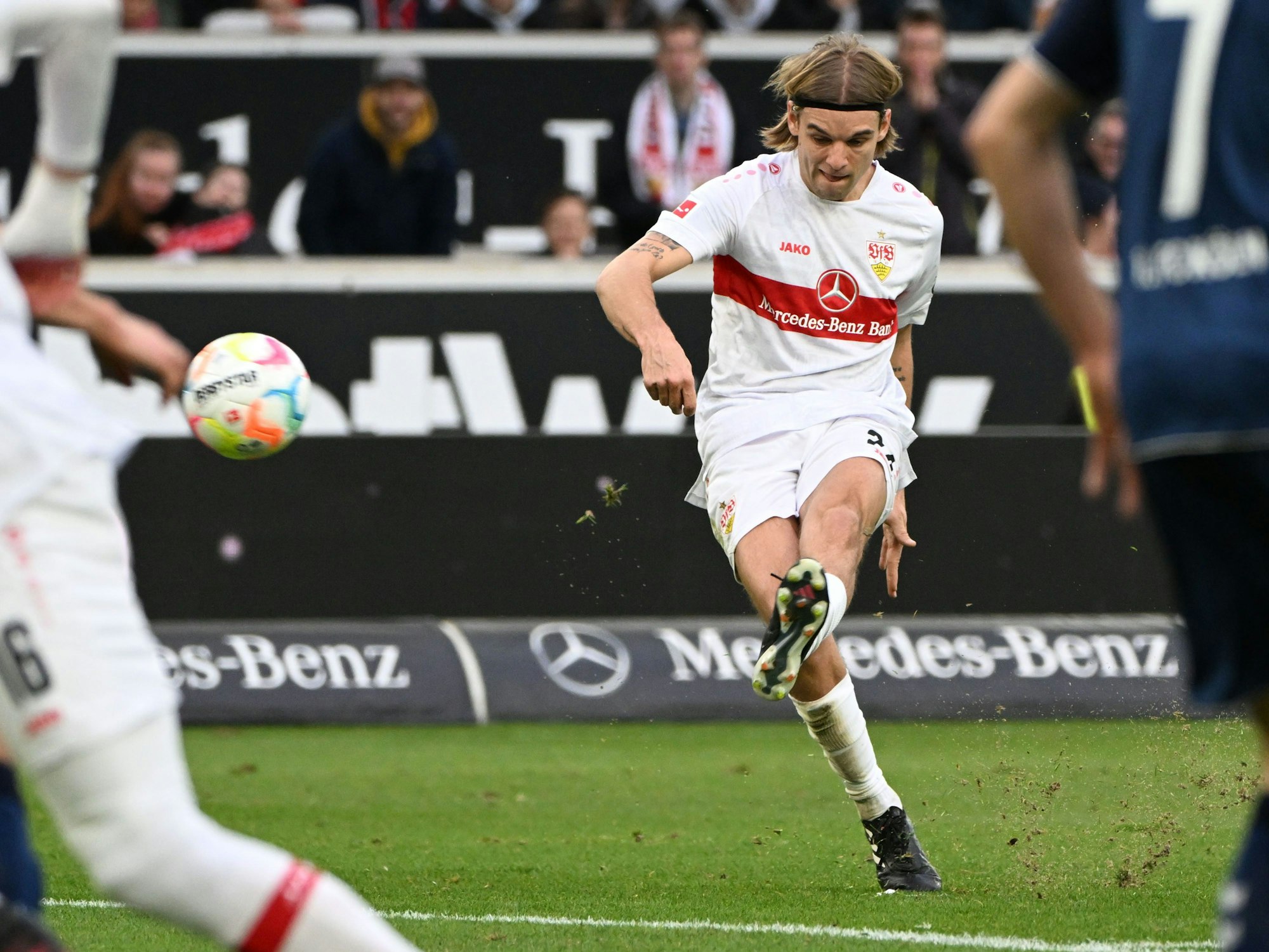 Der Stuttgarter Borna Sosa erzielt den Treffer zum 2:0. Stuttgart gewinnt 3:0.
