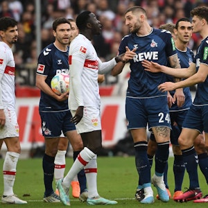 Bundesliga: Stuttgarter und Kölner Spieler diskutieren über eine Schiedsrichter-Entscheidung.