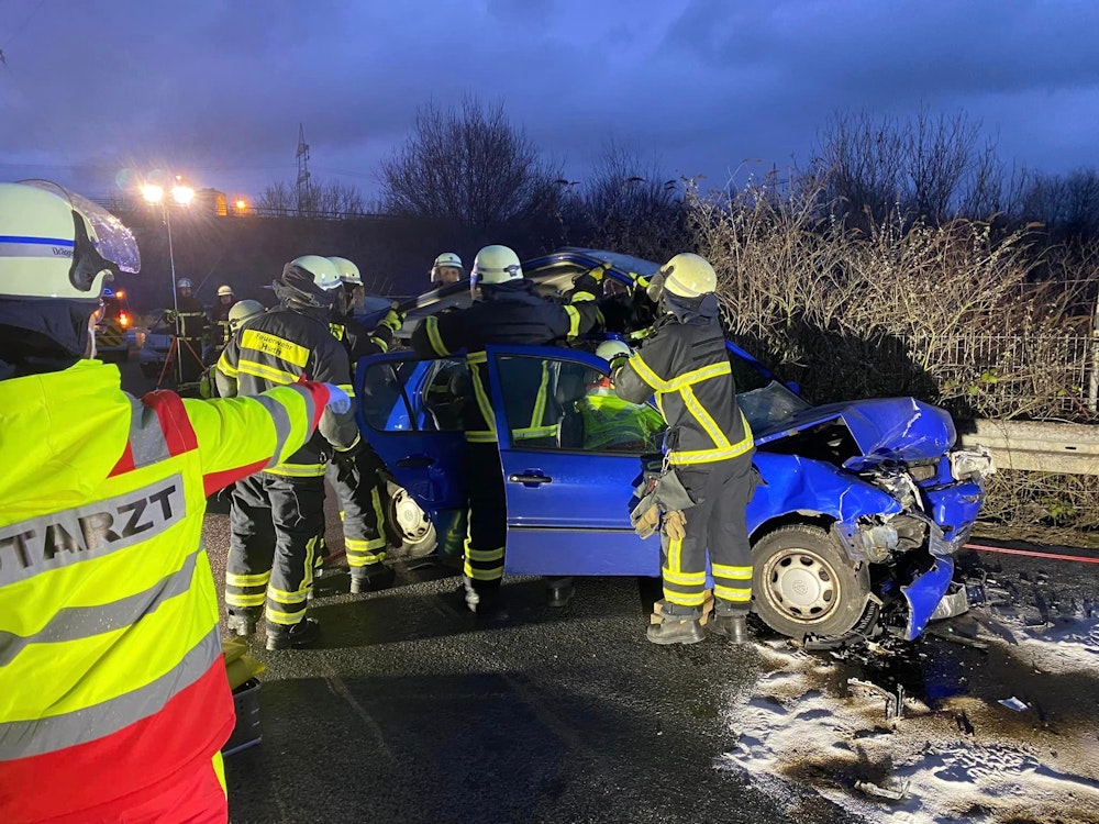 In Hürth-Kalscheuren hat sich ein schwerer Unfall ereignet. Rettungskräfte trennen am Unfallort das Dach eines VW Polos ab, um den Verletzten aus dem Fahrzeug zu holen.
