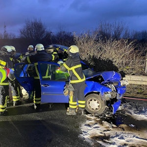 In Hürth-Kalscheuren hat sich ein schwerer Unfall ereignet. Rettungskräfte trennen am Unfallort das Dach eines VW Polos ab, um den Verletzten aus dem Fahrzeug zu holen.