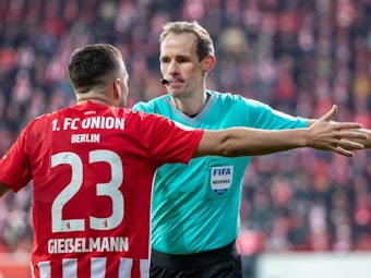 Schiedsrichter Sascha Stegemann schickt Unions Niko Gießelmann mit Gelb-Rot vom Platz.