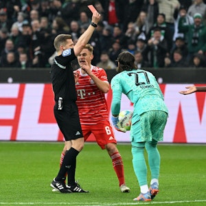 Schiedsrichter Tobias Welz zeigt Bayerns Dayot Upamecano die Rote Karte.