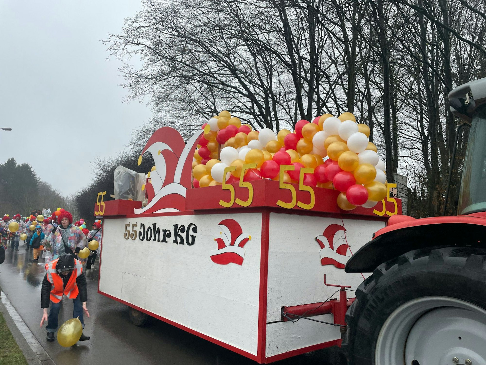 Der Wagen der Odenthaler KG ist mit Dutzenden roten, goldenen und weißen Luftballons geschmückt.