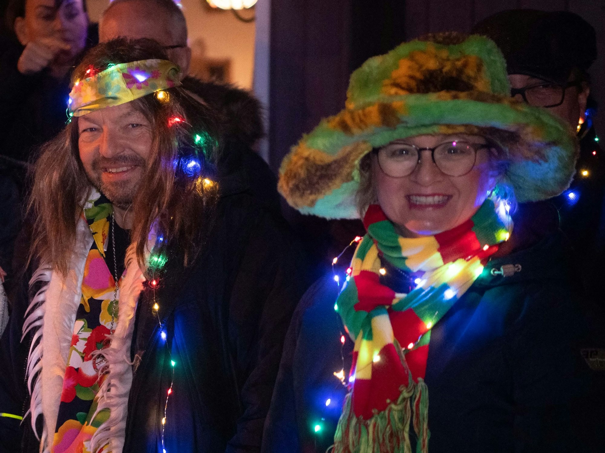 Auch die Besucher am Straßenrand in Eiserfey hatten sich bunt-leuchtend kostümiert.