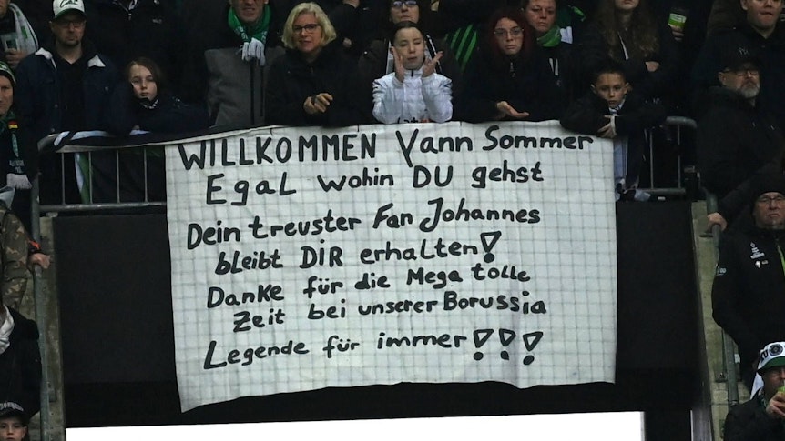 Gladbach-Fans haben ihrem Ex-Torwart und jetzigen Bayern-München-Star Yann Sommer einen herzlichen Empfang im Borussia-Park bereitet. Hier ist ein Plakat mit einer Botschaft an Sommer zu sehen.