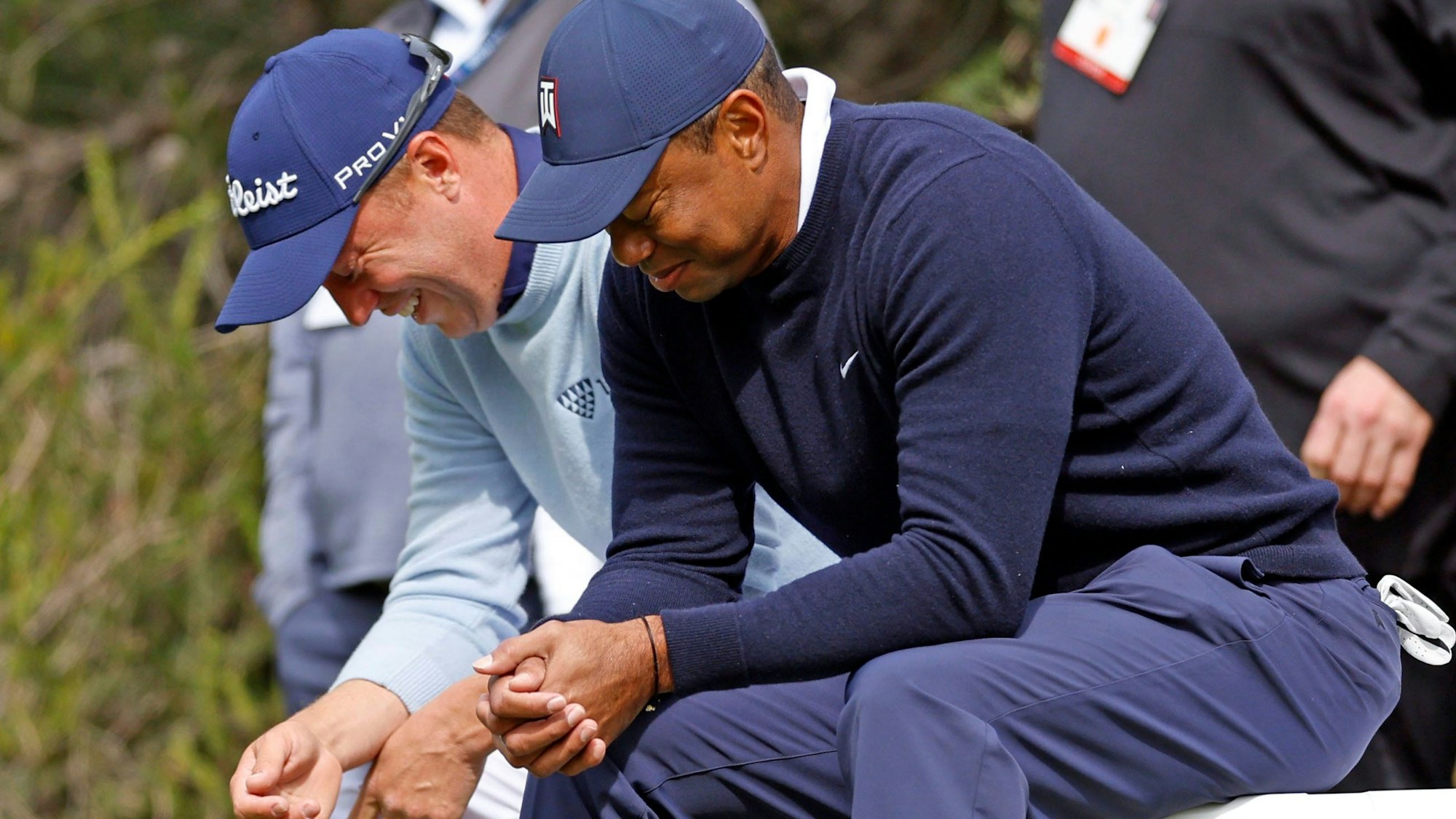 Tiger Woods und Justin Thomas scherzen vor dem Abschlag am vierten Loch.